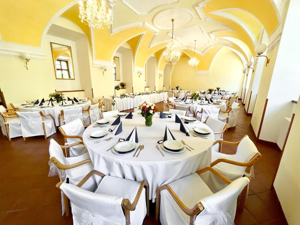 诺维阿达波提姆酒店 Hradec Králové 外观 照片