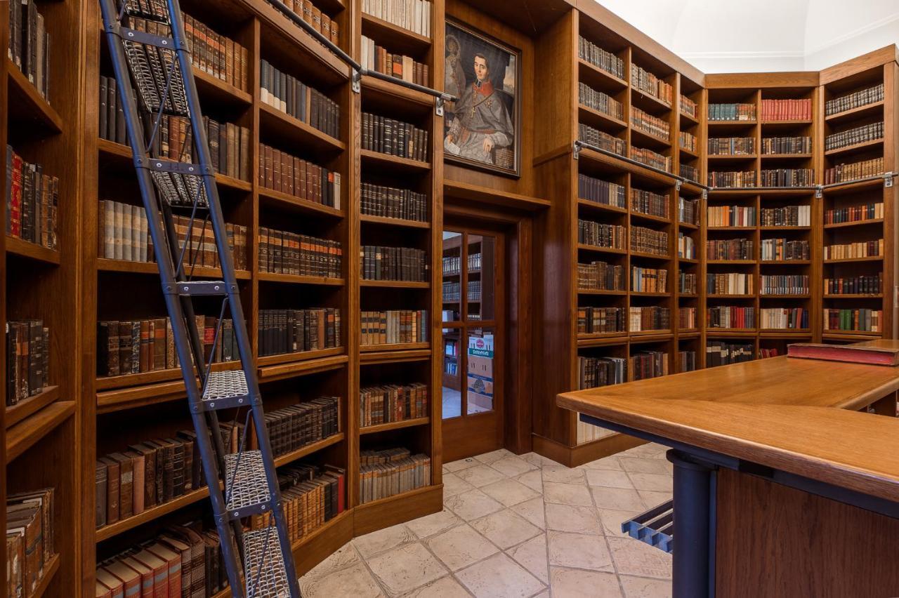 诺维阿达波提姆酒店 Hradec Králové 外观 照片