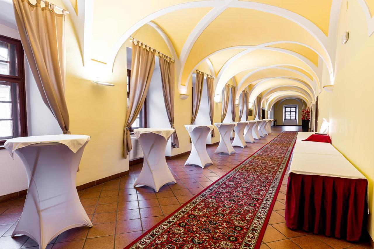 诺维阿达波提姆酒店 Hradec Králové 外观 照片