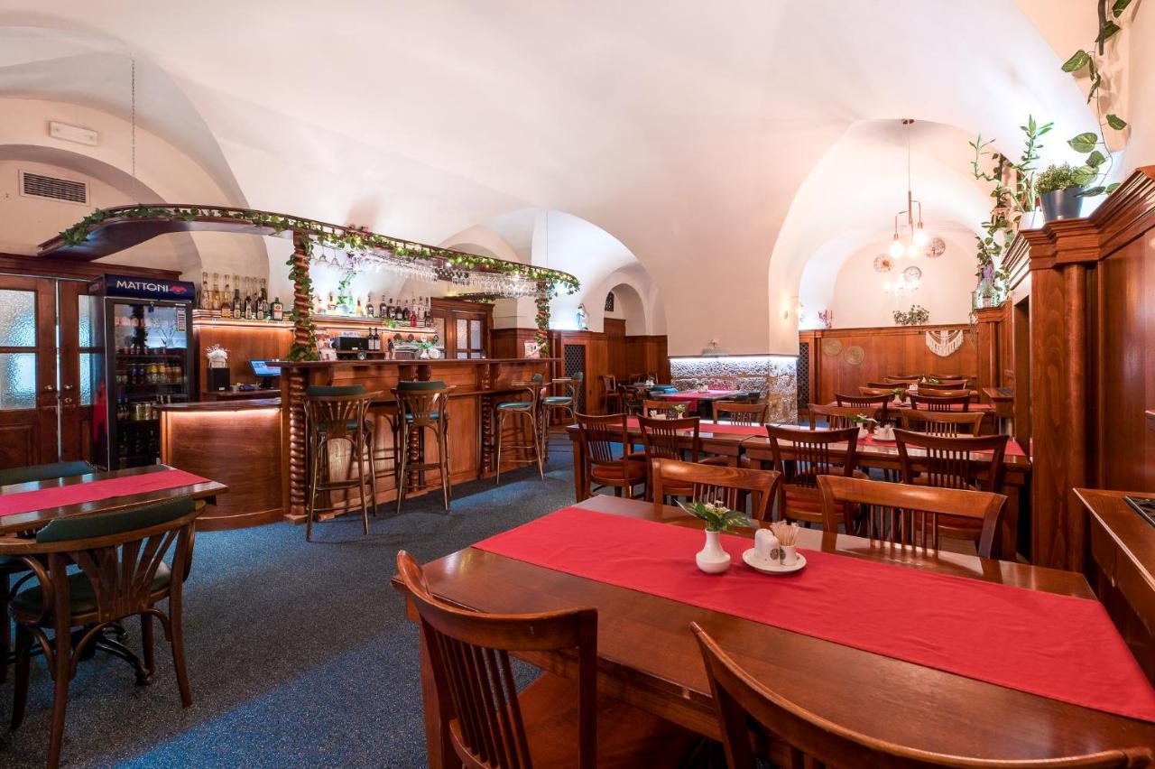 诺维阿达波提姆酒店 Hradec Králové 外观 照片