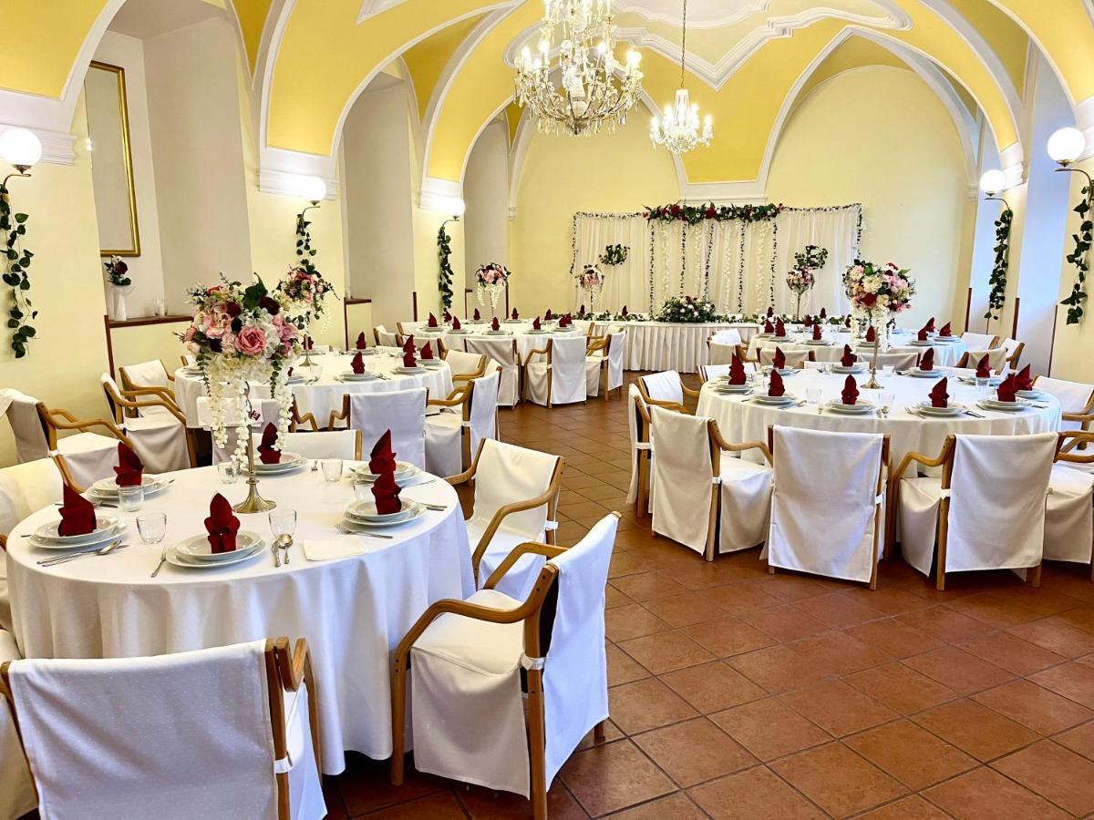诺维阿达波提姆酒店 Hradec Králové 外观 照片